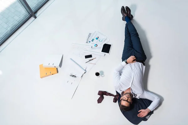 Omul de afaceri se odihnește în birou — Fotografie, imagine de stoc