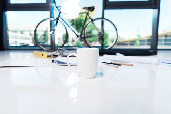 Kopje koffie op werkplek — Stockfoto