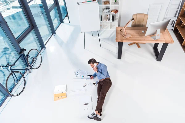 Hombre de negocios con smartphone y documentos — Foto de Stock