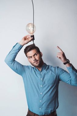 ampul ile genç işadamı