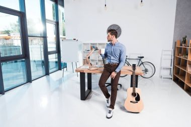 Ofisinde kahvesi olan bir iş adamı. 