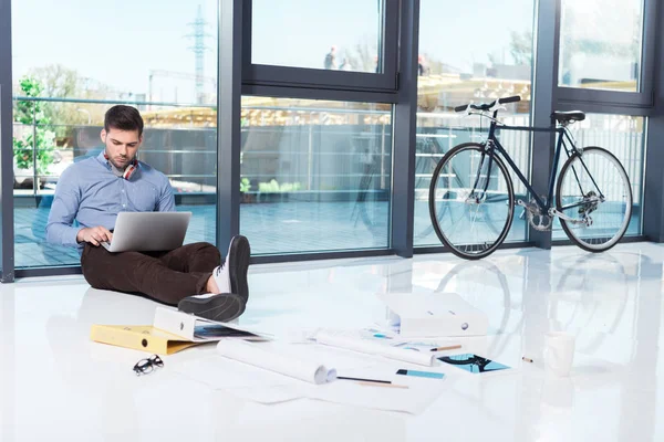 Biznesmen korzystający z laptopa w biurze — Zdjęcie stockowe