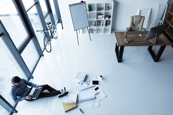 Businessman using laptop in office — Stock Photo, Image