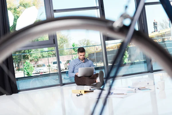 Empresário usando laptop no escritório — Fotografia de Stock Grátis