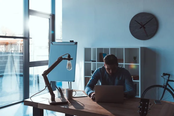 Бізнесмен використовує ноутбук в офісі — стокове фото