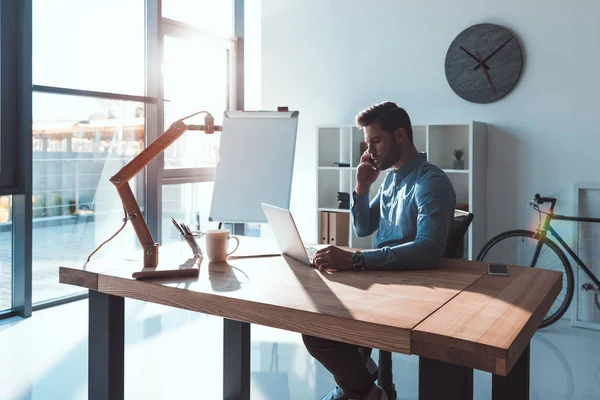 Biznesmen korzystający z laptopa w biurze — Zdjęcie stockowe