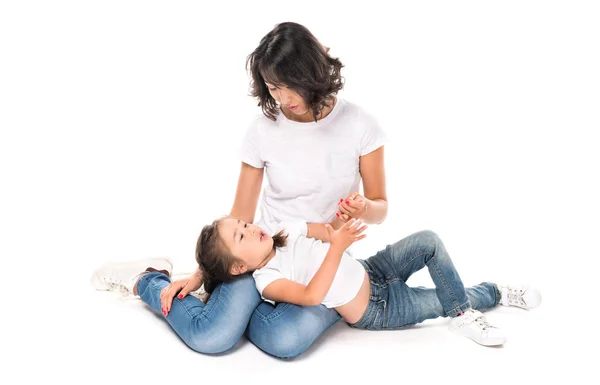 Mère et fille se relaxent ensemble — Photo de stock