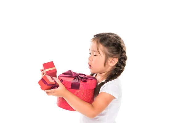 Niño asiático con caja de regalo - foto de stock