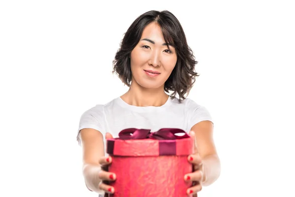 Femme avec boîte cadeau rouge — Photo de stock