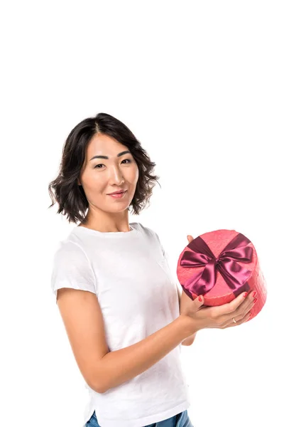 Asiatique femme avec cadeau — Photo de stock