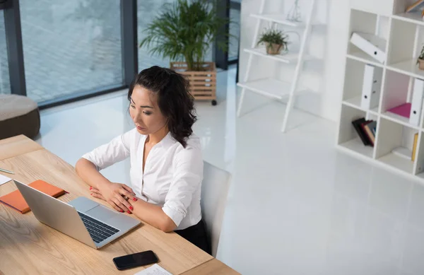 Geschäftsfrau arbeitet mit Laptop — Stockfoto