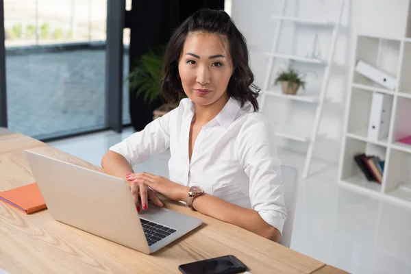 Businesswoman working with laptop — Stock Photo