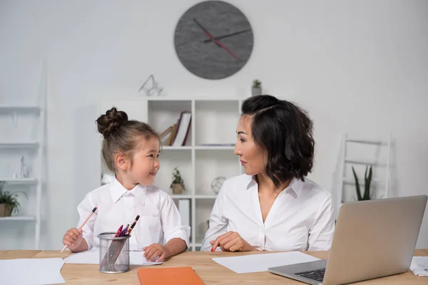 Азіатська бізнес-леді з дочкою в офісі — стокове фото