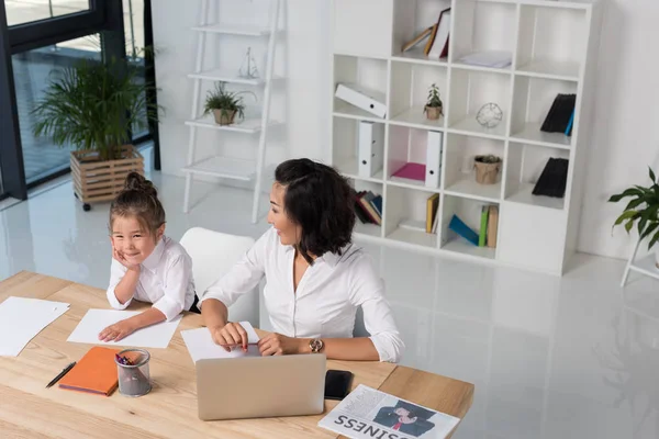 Asiático mujer de negocios con hija en oficina - foto de stock