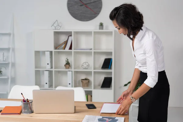 Asiático mujer de negocios trabajando en oficina - foto de stock