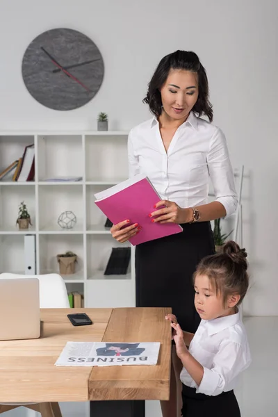 Asiática empresária com filha no escritório — Fotografia de Stock