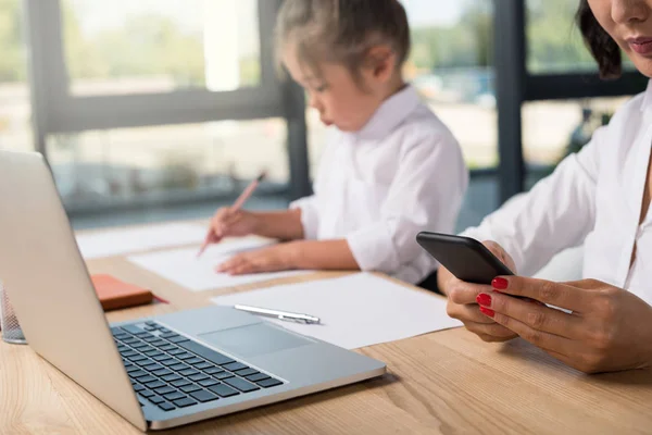 Empresaria con hija en el cargo - foto de stock