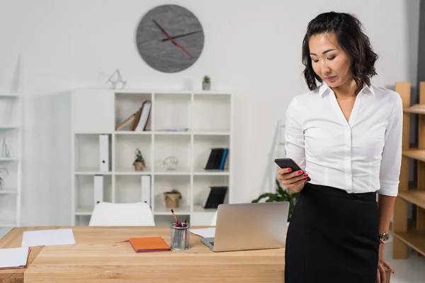 Femme d'affaires utilisant un smartphone — Photo de stock