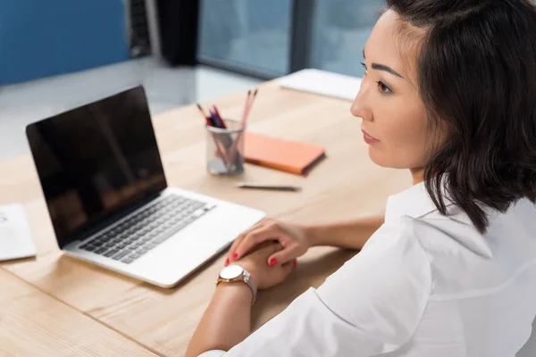 Mujer de negocios trabajando con el ordenador portátil - foto de stock