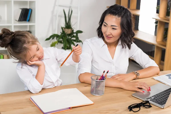 Asiática empresária com filha no escritório — Fotografia de Stock
