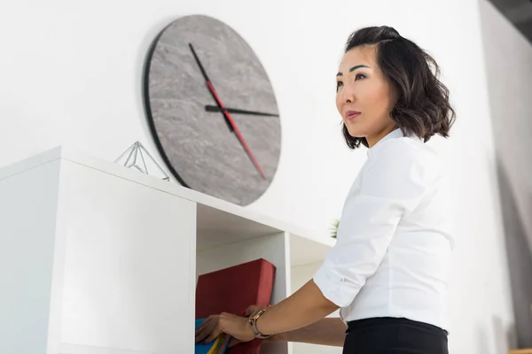 Asiático mujer de negocios con libro - foto de stock