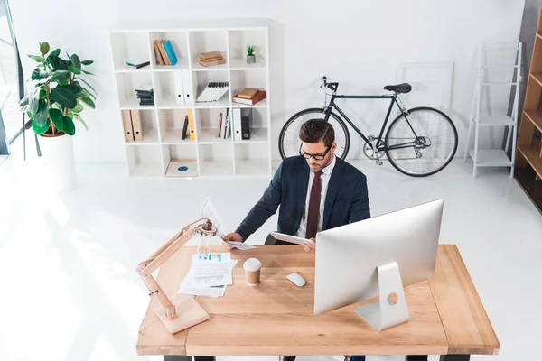 Uomo d'affari che lavora con il computer desktop — Foto stock