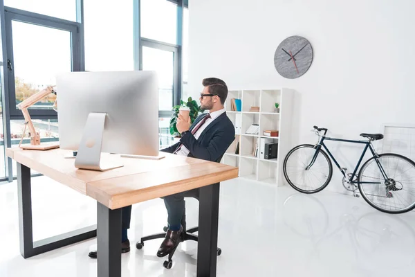 Homem de negócios trabalhando com computador desktop — Fotografia de Stock