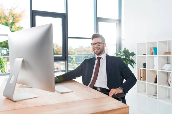 Uomo d'affari che lavora con il computer desktop — Foto stock