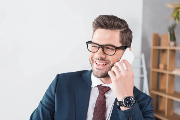 Businessman talking on smartphone — Stock Photo