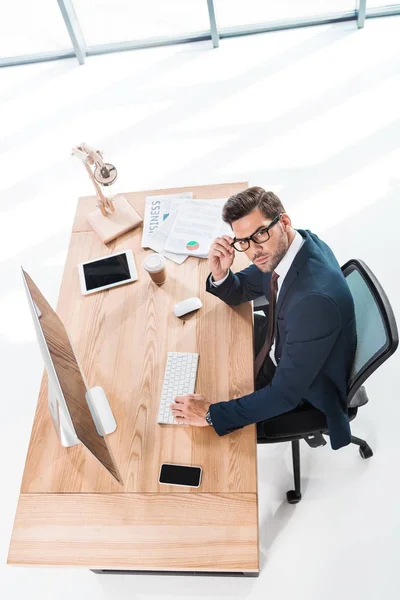 Hombre de negocios que trabaja con computadora de escritorio - foto de stock