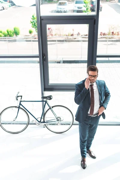 Businessman talking on smartphone — Stock Photo