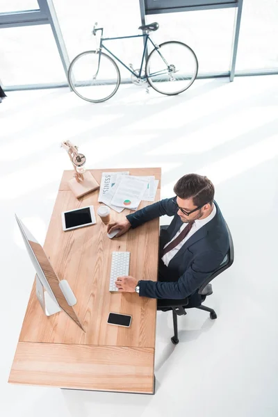 Hombre de negocios que trabaja con computadora de escritorio - foto de stock