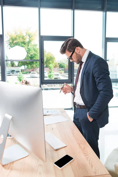 Homem de negócios trabalhando com computador desktop — Fotografia de Stock