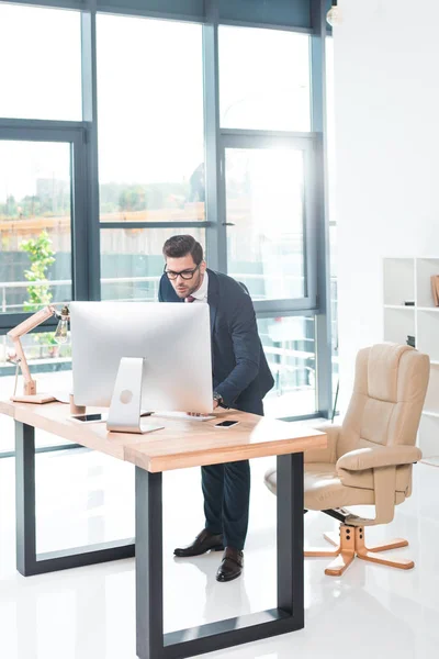 Uomo d'affari che lavora con il computer desktop — Foto stock