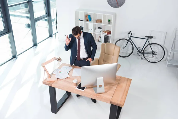 Hombre de negocios que trabaja con computadora de escritorio - foto de stock