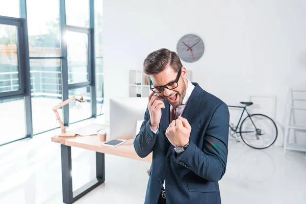 Businessman talking on smartphone — Stock Photo