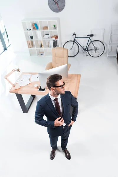 Hombre de negocios guapo en el cargo - foto de stock