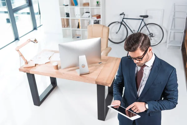 Homme d'affaires utilisant une tablette numérique — Photo de stock