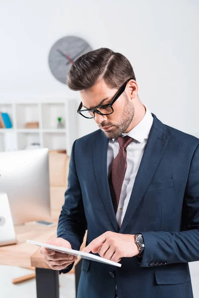 Uomo d'affari che utilizza tablet digitale — Foto stock