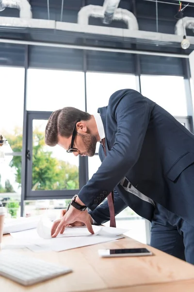 Empresario trabajando con papeles - foto de stock