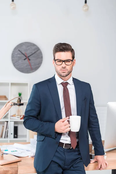 Homme d'affaires buvant du café au bureau — Photo de stock