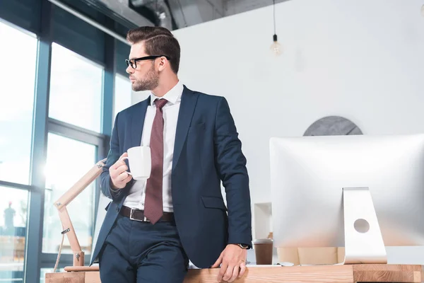 Homme d'affaires buvant du café au bureau — Photo de stock