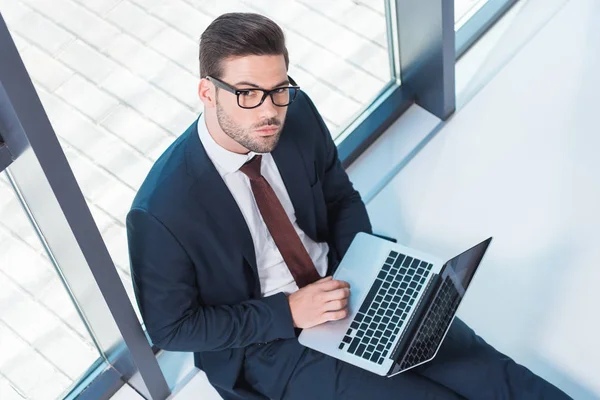 Empresário usando laptop no escritório — Fotografia de Stock