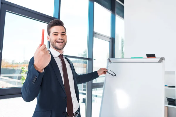 Lächelnder Geschäftsmann mit Whiteboard — Stockfoto