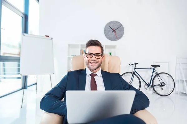 Empresário usando laptop no escritório — Fotografia de Stock