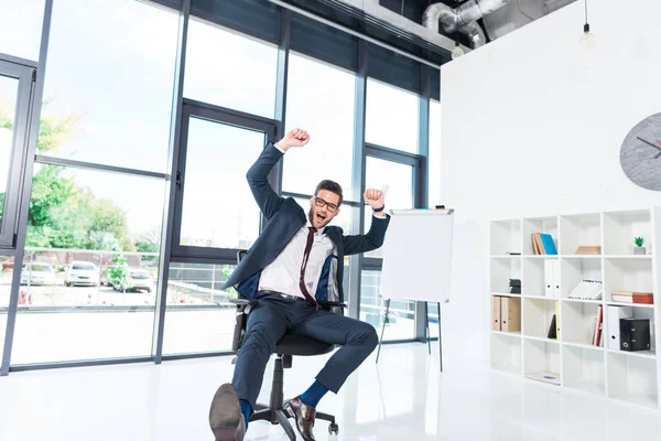 Emocionado hombre de negocios - foto de stock