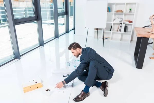 Homme d'affaires travaillant avec des papiers — Photo de stock