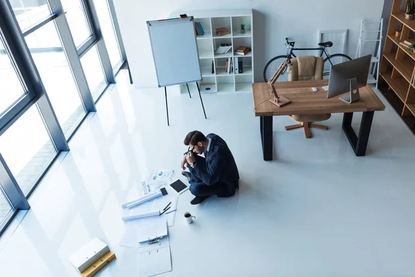 Geschäftsmann arbeitet im Büro — Stockfoto