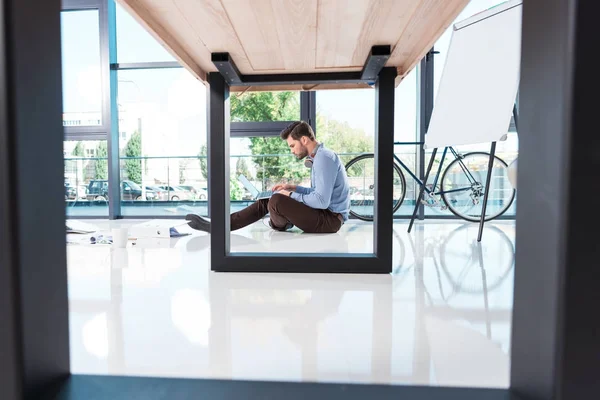 Uomo d'affari che utilizza laptop in ufficio — Foto stock