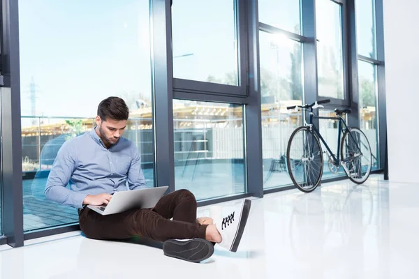 Homme d'affaires utilisant un ordinateur portable dans le bureau — Photo de stock